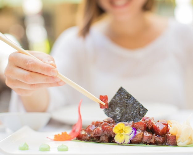 giovane donna in un ristorante con sushi