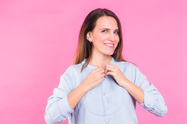 Giovane donna in una camicia casual blu