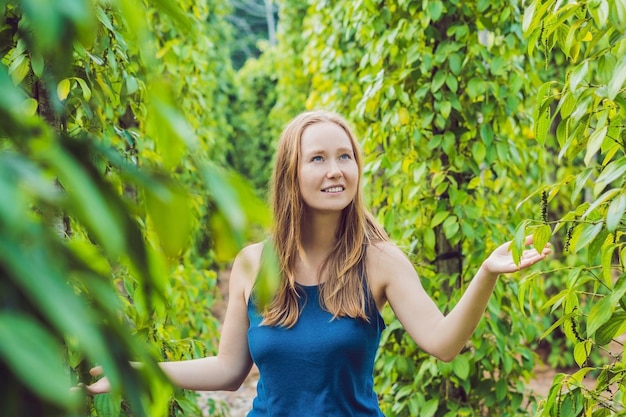 Giovane donna in una fattoria di pepe nero in Vietnam, Phu Quoc.