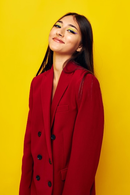 Giovane donna in una giacca rossa cosmetici sorriso stile di vita inalterato