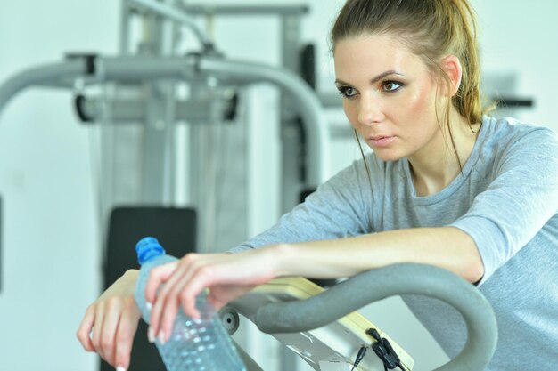 Giovane donna in una palestra