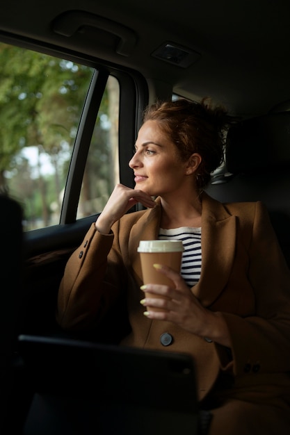 Giovane donna in viaggio senza covid