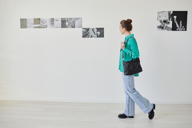 Giovane donna in visita alla galleria d'arte minimale