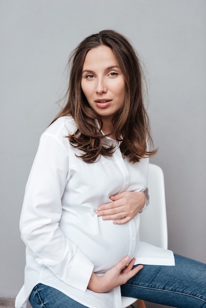 Giovane donna incinta in studio