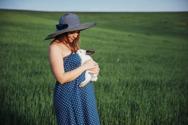 Giovane donna incinta in un campo di grano