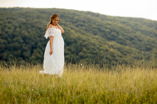 Giovane donna incinta rilassante fuori nella natura