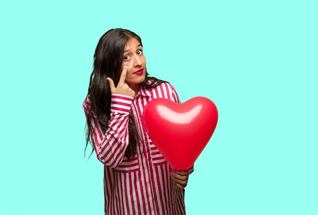 Giovane donna indiana che celebra San Valentino