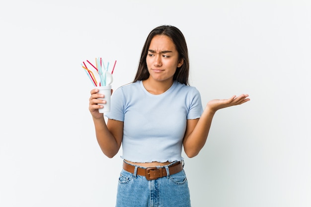 Giovane donna indiana che protesta contro il cambiamento climatico e l'uso abusivo della plastica