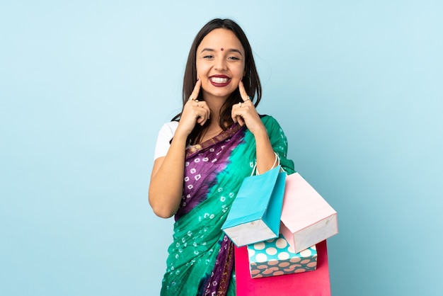 Giovane donna indiana con le borse della spesa