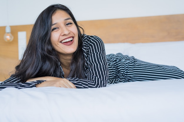 Giovane donna indiana felice e sorridente