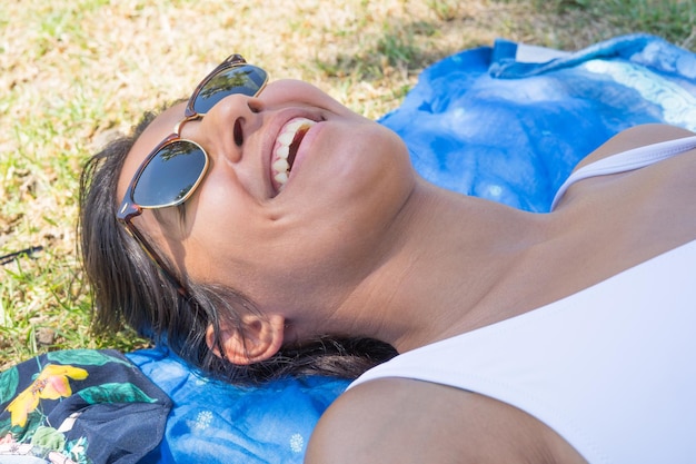 Giovane donna indiana felice in piscina