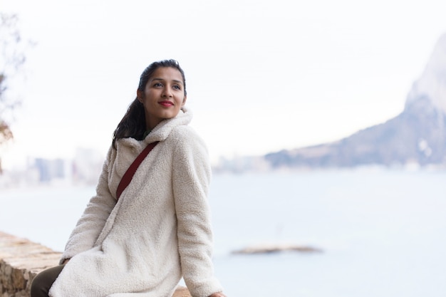 Giovane donna indiana in un luogo naturale