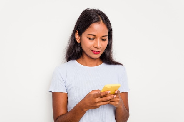 Giovane donna indiana tramite telefono cellulare isolato su sfondo bianco