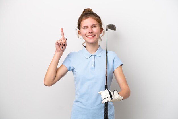 Giovane donna inglese che gioca a golf isolata su sfondo bianco che indica una grande idea