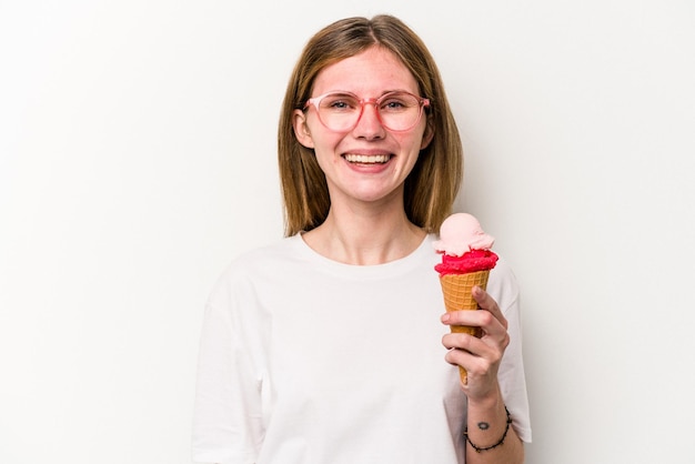 Giovane donna inglese in possesso di un gelato isolato su sfondo bianco felice sorridente e allegro