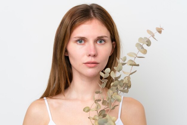 Giovane donna inglese in possesso di un ramo di eucalipto Close up ritratto