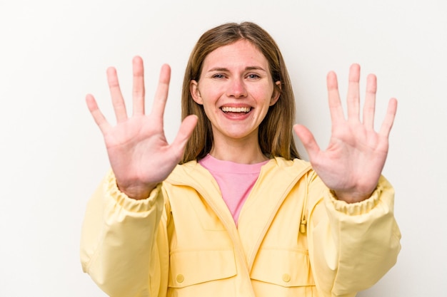 Giovane donna inglese isolata su sfondo bianco che mostra il numero dieci con le mani