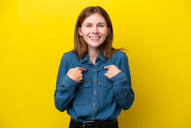 Giovane donna inglese isolata su sfondo giallo con espressione facciale a sorpresa