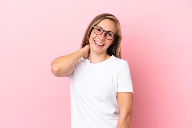 Giovane donna inglese isolata su sfondo rosa che ride