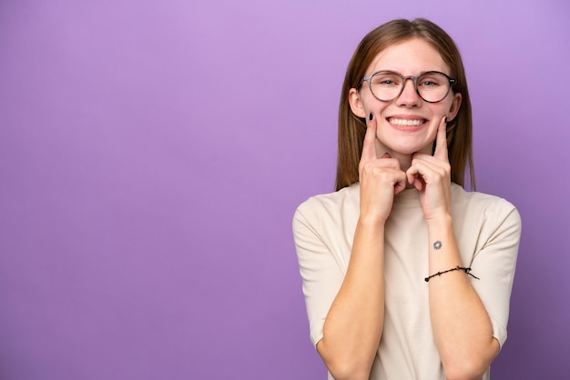 Giovane donna inglese isolata su sfondo viola sorridente con un'espressione felice e piacevole