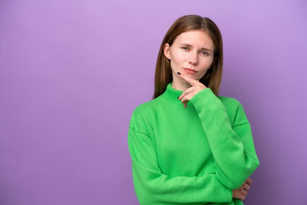 Giovane donna inglese isolata sul pensiero viola del fondo