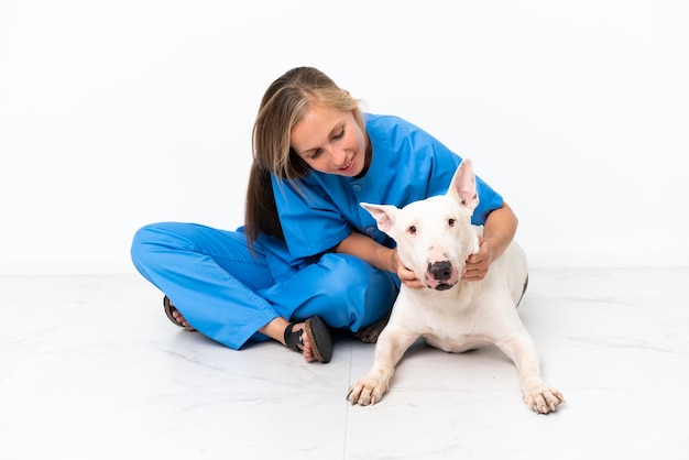 Giovane donna inglese veterinaria con cane