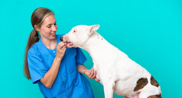 Giovane donna inglese veterinaria con cane