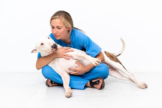 Giovane donna inglese veterinaria con cane