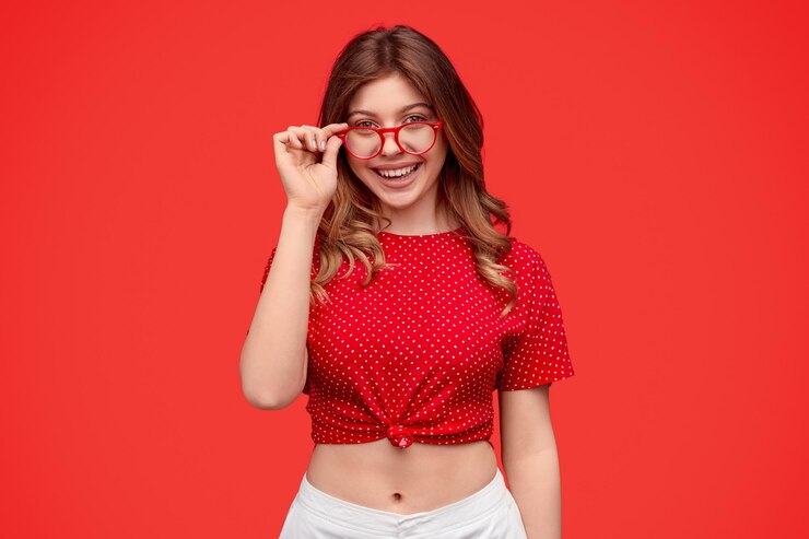 Foto giovane donna intelligente sorridente per la fotocamera