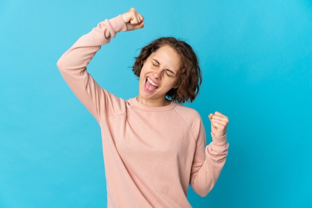 Giovane donna isolata che celebra una vittoria