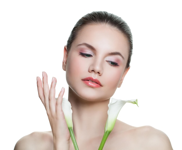 Giovane donna isolata con fiori bianchi Trattamento viso cosmetologia bellezza cura della pelle e concetto spa