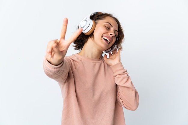 Giovane donna isolata musica d'ascolto con un cellulare e cantando