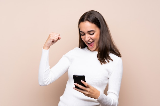 Giovane donna isolata sopra usando il telefono cellulare