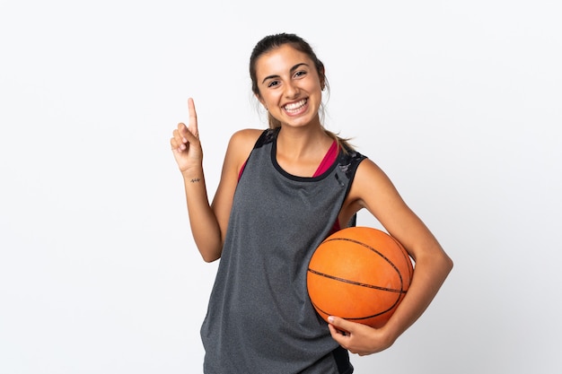 Giovane donna ispanica che gioca a basket isolata