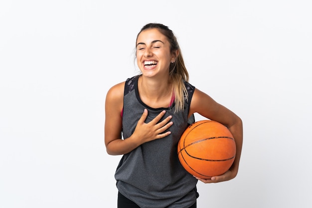 Giovane donna ispanica che gioca a basket isolato