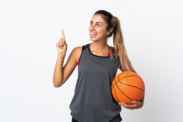 Giovane donna ispanica che gioca a basket su sfondo bianco isolato rivolto verso l'alto una grande idea