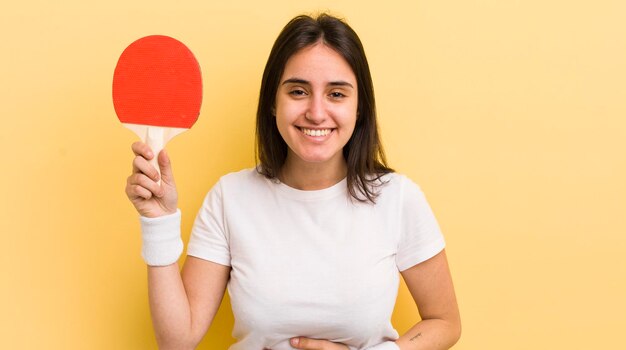 Giovane donna ispanica che ride ad alta voce per qualche esilarante concetto di ping pong scherzoso