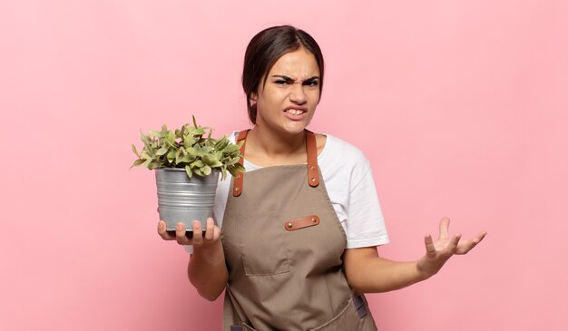 Giovane donna ispanica che sembra arrabbiata, infastidita e frustrata