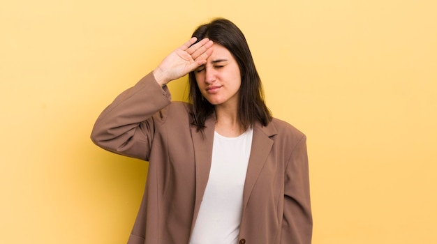 Giovane donna ispanica che sembra stressata stanca e frustrata che asciuga il sudore dalla fronte sentendosi senza speranza ed esausta