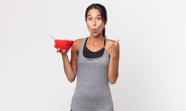 Giovane donna ispanica che sembra stupita per l'incredulità. dieta fitness e concetto di colazione