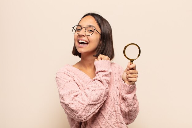 Giovane donna ispanica che si sente felice, positiva e di successo, motivata quando affronta una sfida o celebra buoni risultati