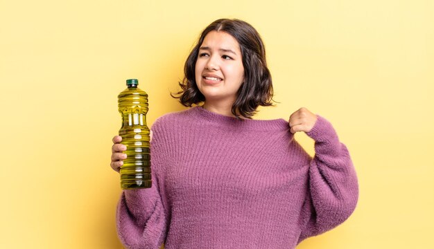 Giovane donna ispanica che si sente stressata, ansiosa, stanca e frustrata. concetto di olio d'oliva