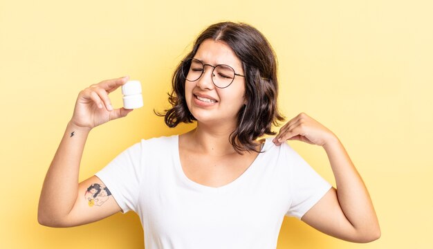 Giovane donna ispanica che si sente stressata, ansiosa, stanca e frustrata. concetto di pillole di malattia