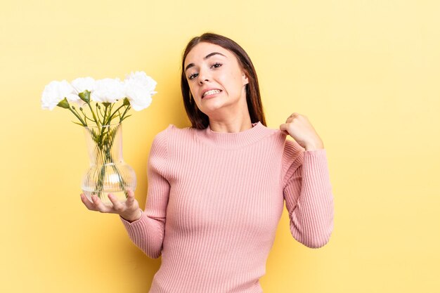 Giovane donna ispanica che si sente stressata, ansiosa, stanca e frustrata, concetto di vaso di fiori