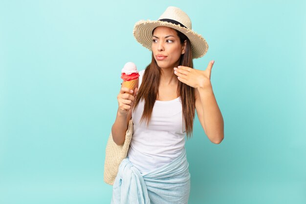 Giovane donna ispanica che si sente stressata, ansiosa, stanca e frustrata e tiene in mano un gelato. concetto estivo