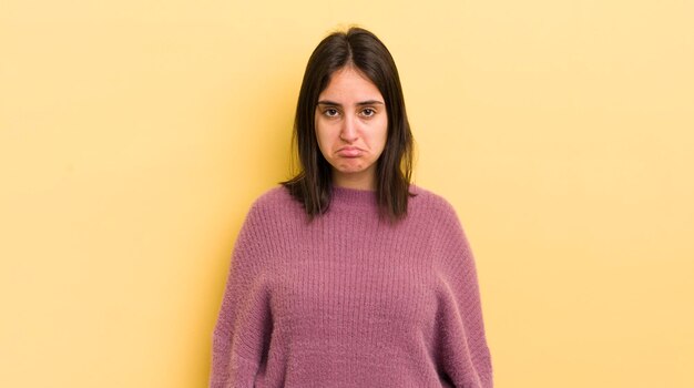 Giovane donna ispanica che si sente triste e lamentosa con uno sguardo infelice che piange con un atteggiamento negativo e frustrato