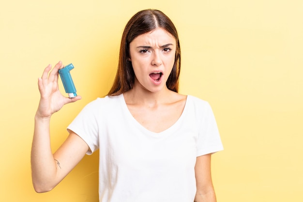 Giovane donna ispanica sentirsi perplessa e confusa. concetto di asma