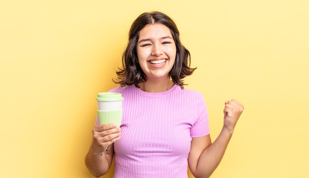 giovane donna ispanica sentirsi scioccata, ridere e celebrare il successo. portare via il concetto di caffè