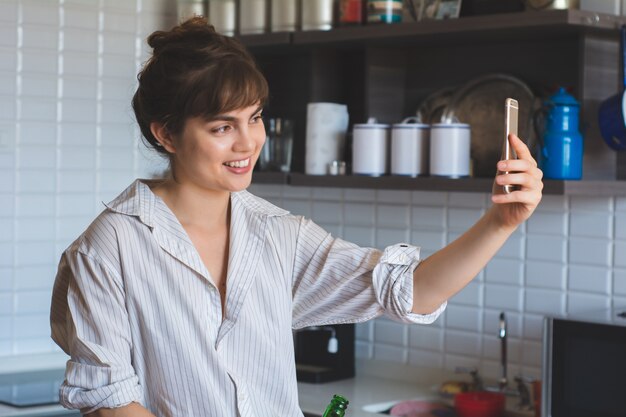 Giovane donna latina che fa un selfie.