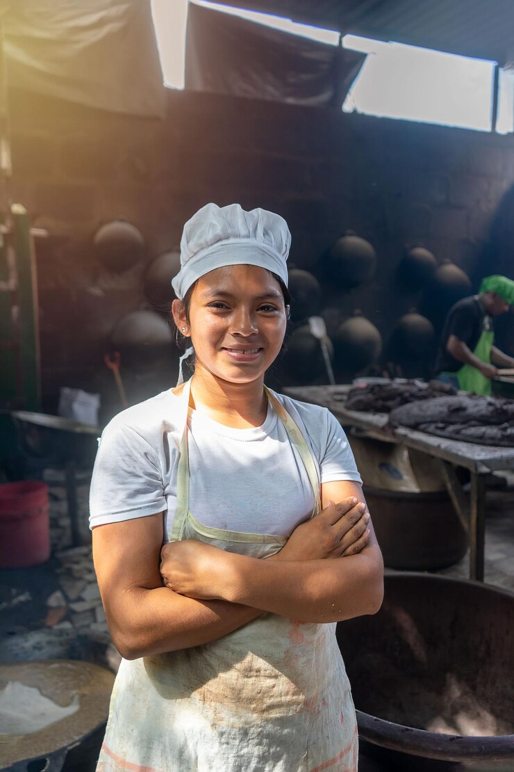 Giovane donna latina che lavora in una cucina tradizionale a Masaya Nicaragua
